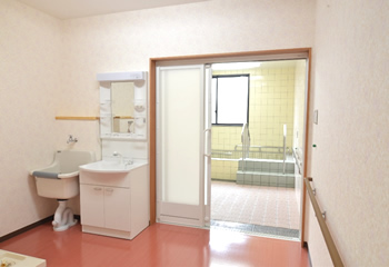 サービス付き高齢者向け住宅の共用部写真3（共同浴室洗面台）